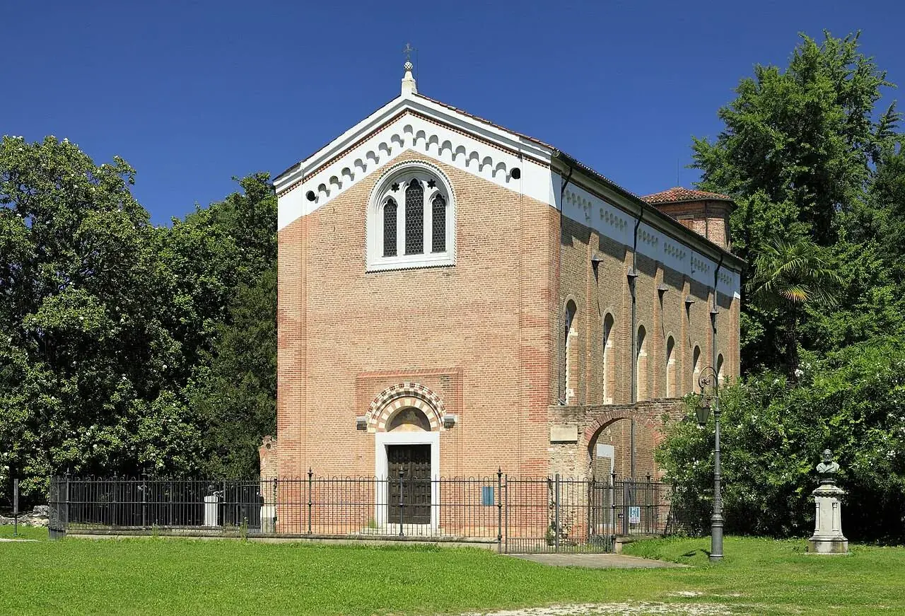 The chapel from the Giardini dell'Arena: a plain brick box with almost nothing on the outside